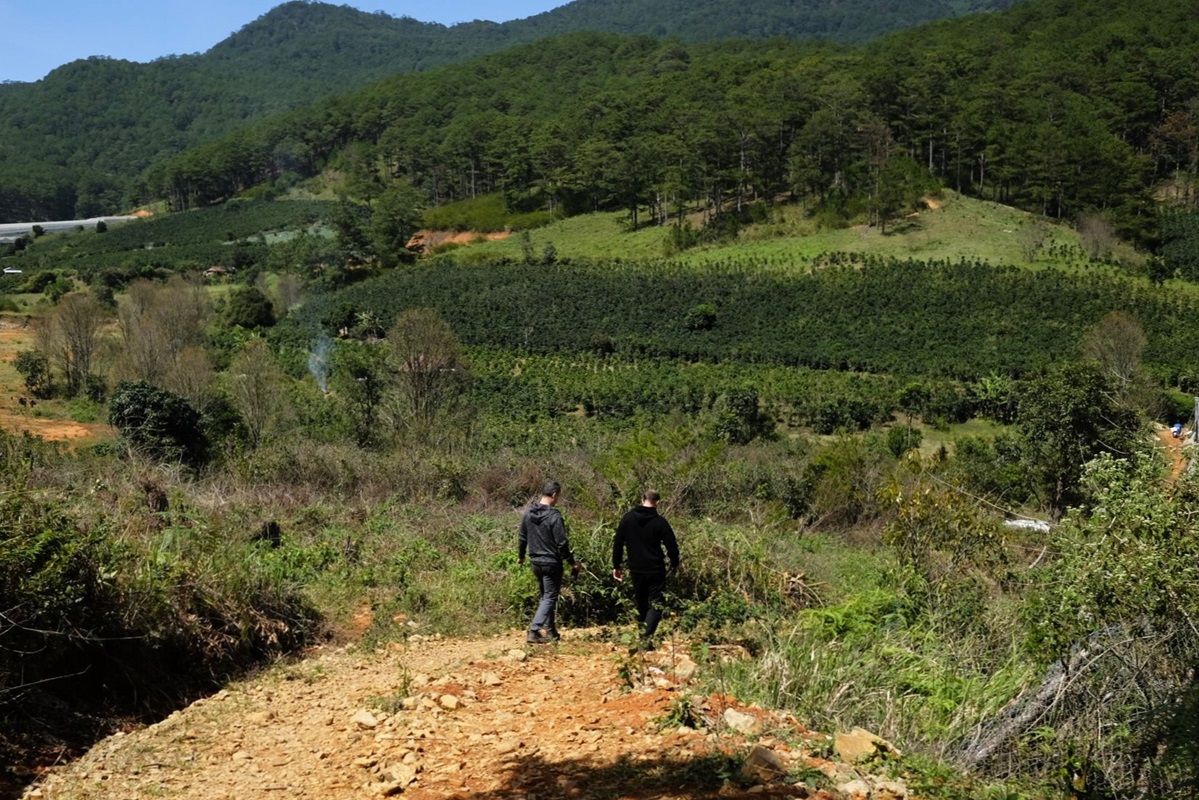 20 Marián a Peter na cestě u kávové plantáže